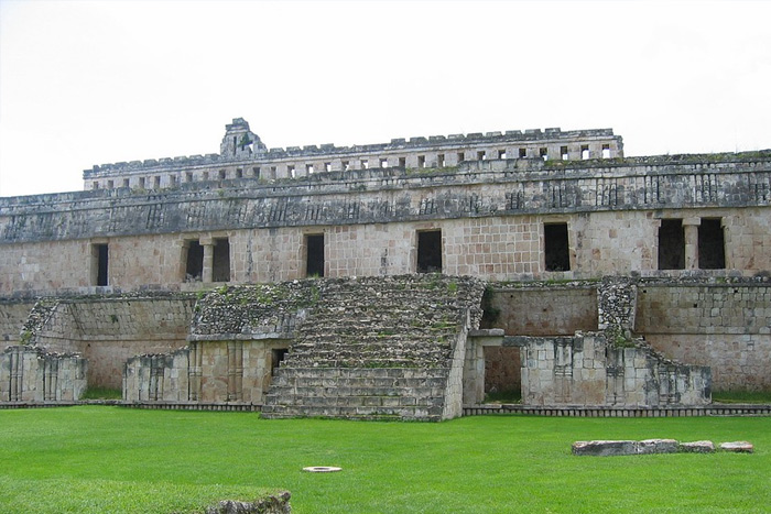 Ruinas del centro arqueologica de Kabah en la Ruta Puuc Maya