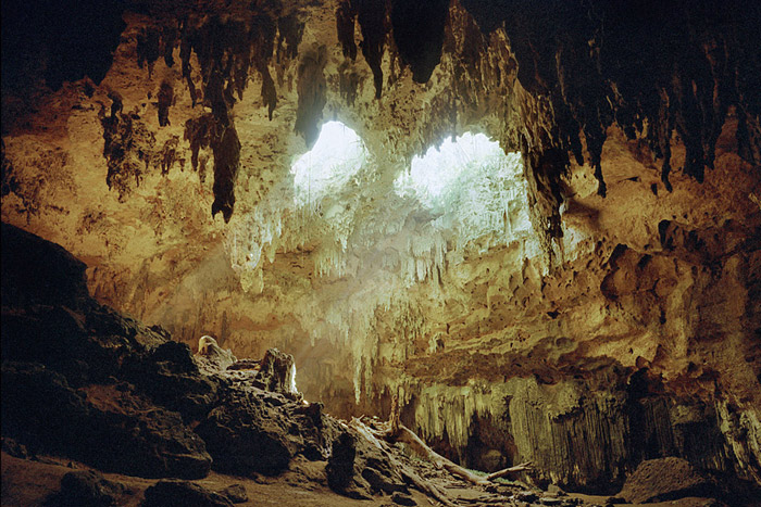 Asombrosos escenarios subterraneos naturales como las grutas Loltun en la Ruta Puuc de Yucatan
